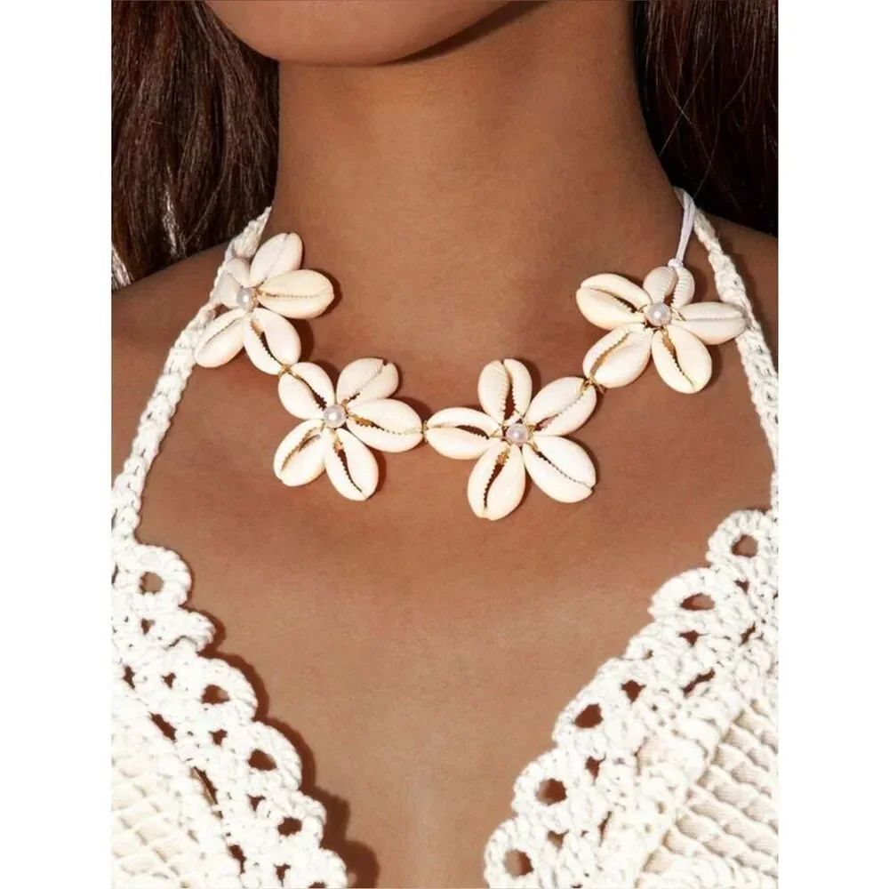 White Shell Flower Necklace A1677